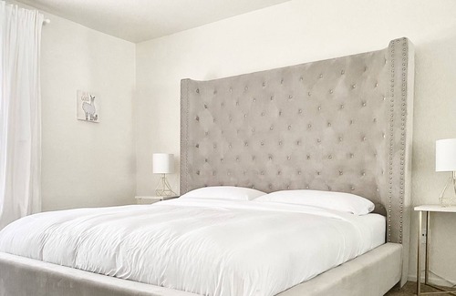 South Natomas Apartamento | Lakeside Retreat - Hot Tub, Close to Downtown