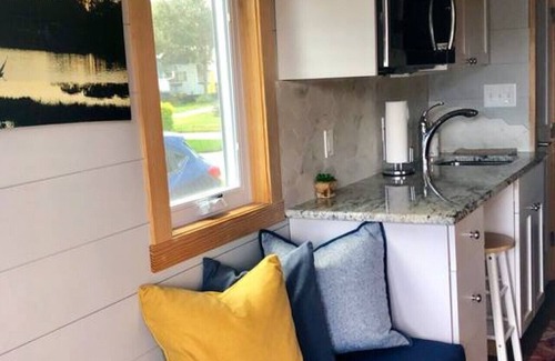 Northwest Orlando Casa | The Lakeside Retreat: adorables y pequeños pasos desde el lago.