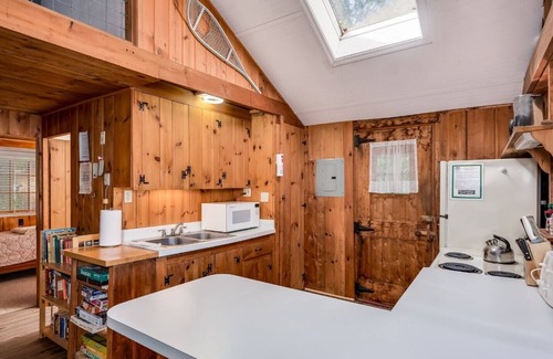 Moultonborough Cabina | Lakeside rustic cabin sleeps 6 on Lake Kanasatka