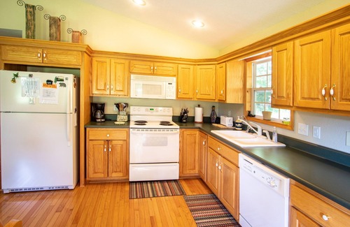 Hayesville Casa | Lakeside Serenity: casa del lago con resbalón cubierto