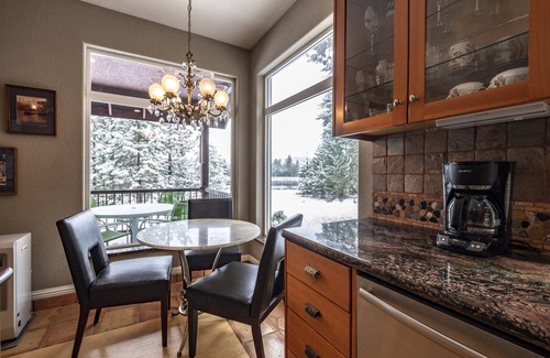 Weed Casa | Lakeside Stone Cottage en 6 acres en Hammond - Se aceptan mascotas