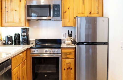 Tahoya Shores Hotel | Lakeside Tahoe Retreat | 2 Units | Full Kitchen & Free Parking