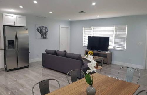 Davie Casa | Lakeside Vacation Home