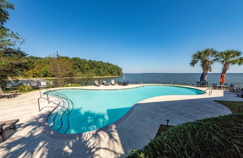 Santee Condominio | Lakeside vacationing close to golf courses, restaurants and boat rental company!