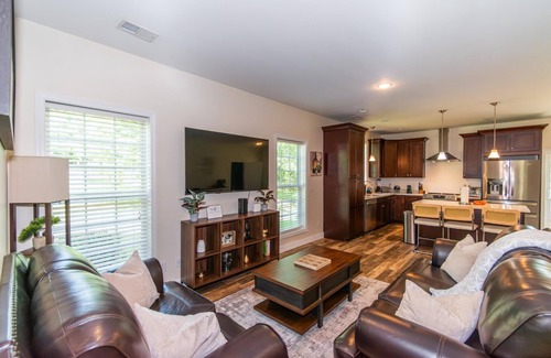 Harlem Casa | Lakeside Villa Retreat 5-Bedroom Oasis with 6 TVs, 3-Acres of Waterfront, Fishin