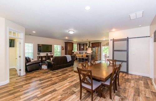 Harlem Casa | Lakeside Villa Retreat 5-Bedroom Oasis with 6 TVs, 3-Acres of Waterfront, Fishin