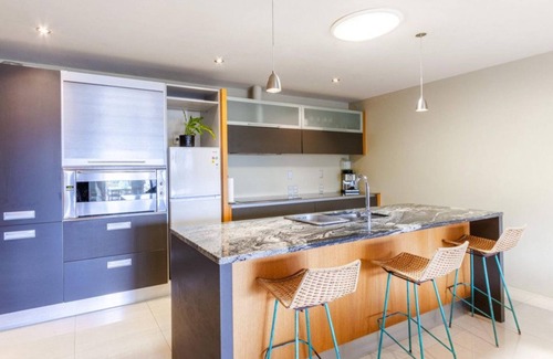 Waipahihi Apartamento | Lakeview Apartment - Modern, Entertain, Work