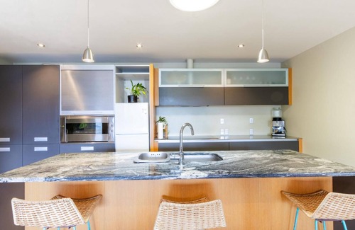 Waipahihi Apartamento | Lakeview Apartment - Modern, Entertain, Work