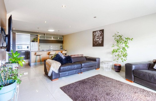 Waipahihi Apartamento | Lakeview Apartment - Modern, Entertain, Work