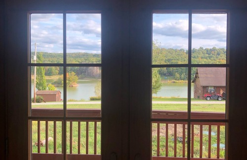 Emlenton Cabina | Lakeview cabin close to bike/hiking trails, the Allegheny River and more.