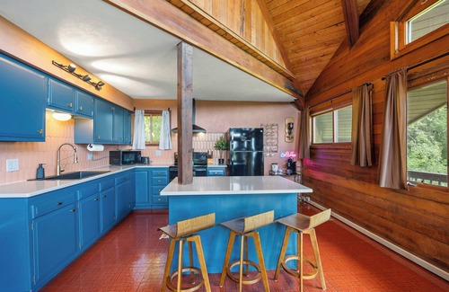 Merrimac Cabina | Lakeview Cabin > Unique Mid-Century Tucked in Bluff