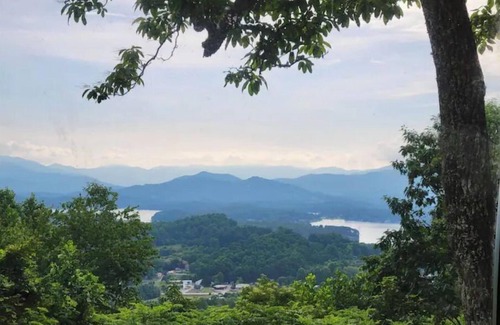 Young Harris Cabina | Lakeview Cabin with hot tub