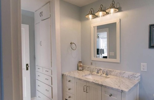 Baileys Harbor Casa | Lakeview Cottage in Downtown Baileys Harbor