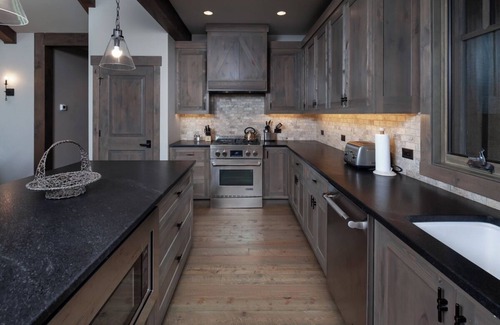 Whitefish Apartamento | Lakeview Escape l Luxury Home #3 w/Sauna, Fireplace & Large Private Deck