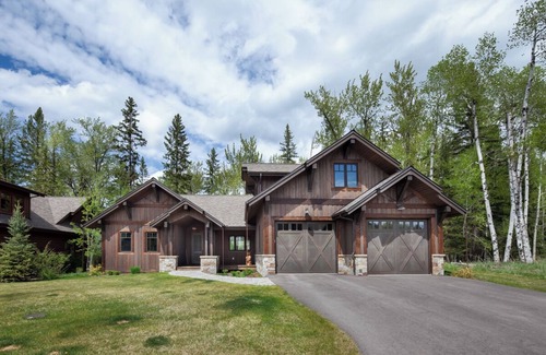 Whitefish Apartamento | Lakeview Escape l Luxury Home #3 w/Sauna, Fireplace & Large Private Deck