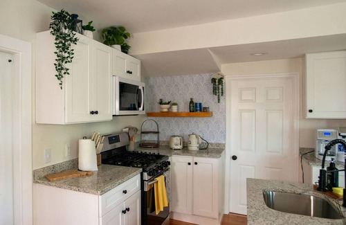 Billerica Casa | Lakeview Getaway With Hot Tub