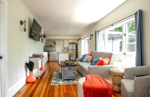 Billerica Casa | Lakeview Getaway With Hot Tub