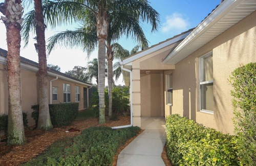 Braden River Villa | ¡Villa de estilo de vida de Florida ubicada en una calle sin salida con garaje para dos autos en Stoneybrook!