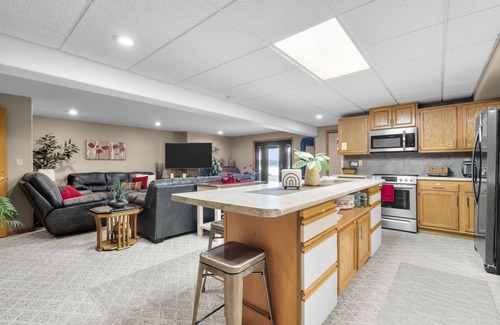 Delhi Casa | Lakeview Living-LOWER Living Plus-Vacation Rental