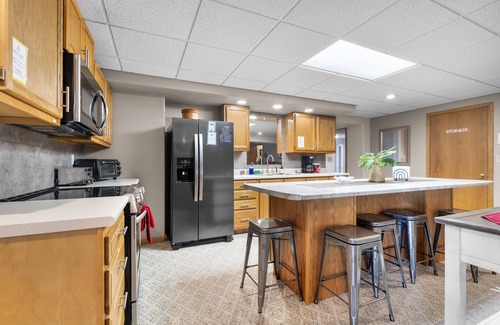 Delhi Casa | Lakeview Living-LOWER Living Plus-Vacation Rental