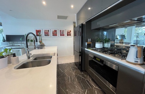 Kingston Condominio | Lakeview Luxe - Pool, Gym, Tesla EV Charger - Prime Kingston Foreshore Location!
