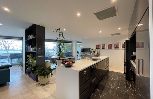 Kingston Condominio | Lakeview Luxe - Pool, Gym, Tesla EV Charger - Prime Kingston Foreshore Location!