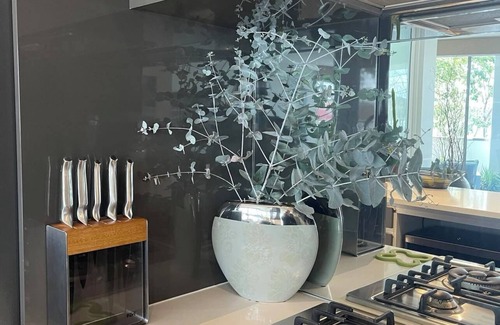 Kingston Condominio | Lakeview Luxe - Pool, Gym, Tesla EV Charger - Prime Kingston Foreshore Location!