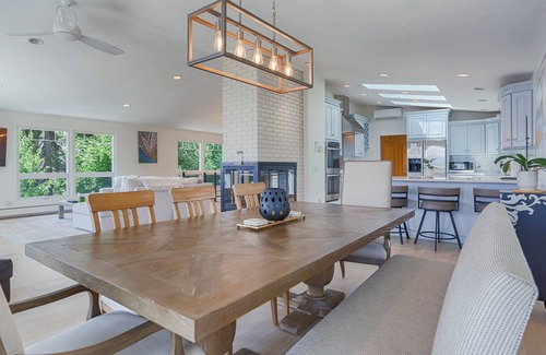 Holcomb Casa | Lakeview Luxury: Wine Country + Lake Living + Perfect Couples Retreat!