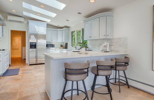 Holcomb Casa | Lakeview Luxury: Wine Country + Lake Living + Perfect Couples Retreat!