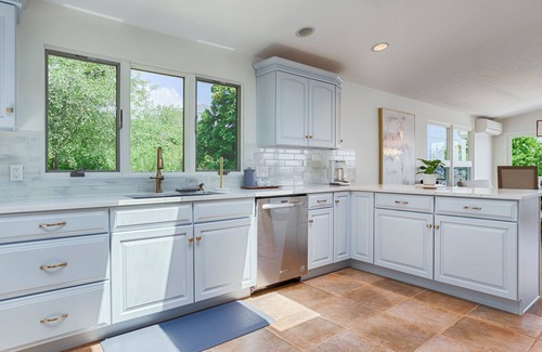 Holcomb Casa | Lakeview Luxury: Wine Country + Lake Living + Perfect Couples Retreat!