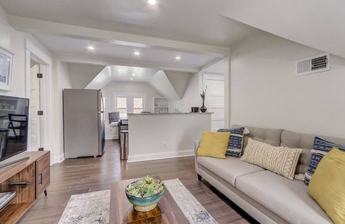 Linden Hills Apartamento | LAKEVIEW RETREAT LINDEN HILLS, DINE SHOP BANDSHELL