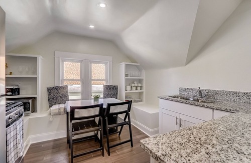 Linden Hills Apartamento | LAKEVIEW RETREAT LINDEN HILLS, DINE SHOP BANDSHELL