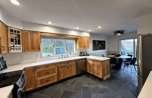 Hammondsport Casa | Lakeview, Spa, Firepit, BBQ, Fireplace + Speakeasy