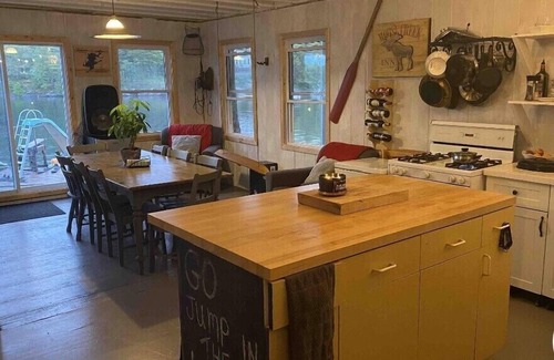 Catchacoma Cabaña | Lakeview Sunrise Island Cottage, Swim, Play Relax.