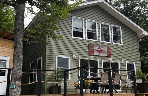 Catchacoma Cabaña | Lakeview Sunrise Island Cottage, Swim, Play Relax.