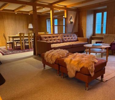 Niederried bei Interlaken Chalet De Esquí | Lakeview Swiss Chalet with Hot Tub near Interlaken