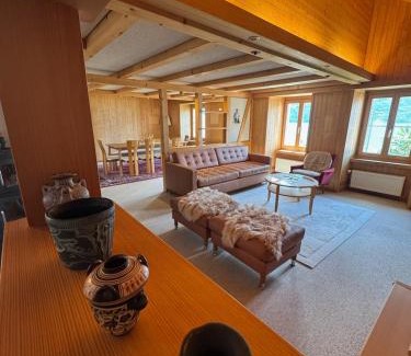 Niederried bei Interlaken Chalet De Esquí | Lakeview Swiss Chalet with Hot Tub near Interlaken