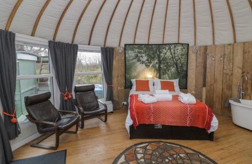 Tytherington Casa | Lakeview Yurt
