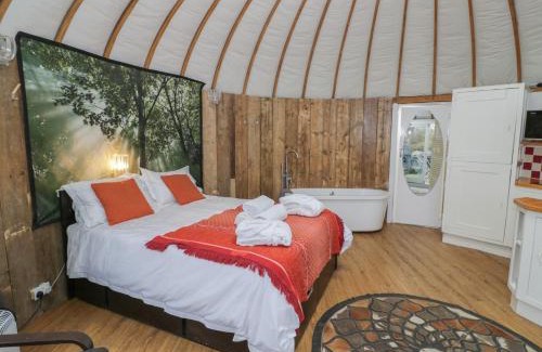 Tytherington Casa | Lakeview Yurt