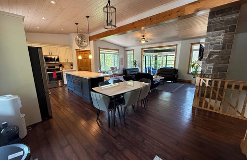 Omemee Cabaña | Lakewood Haven is a charming 4-bedroom cottage nestled in by the waterfront.