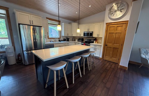 Omemee Cabaña | Lakewood Haven is a charming 4-bedroom cottage nestled in by the waterfront.