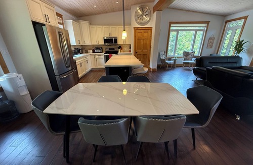 Omemee Cabaña | Lakewood Haven is a charming 4-bedroom cottage nestled in by the waterfront.