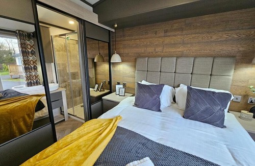 Malton Casa | Lakewood Retreat- Brickyard Lakes