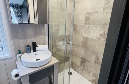 Malton Casa | Lakewood Retreat- Brickyard Lakes