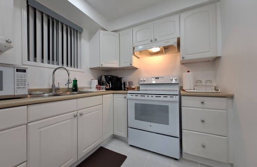 Malton Casa | Lala-air (5km to Pearson airport. 250m to Westwood mall. 2.5km to GO station)