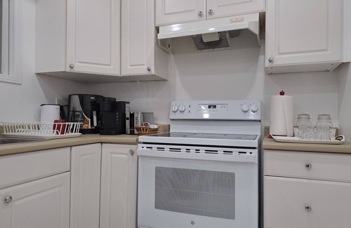 Malton Casa | Lala-air (5km to Pearson airport. 250m to Westwood mall. 2.5km to GO station)