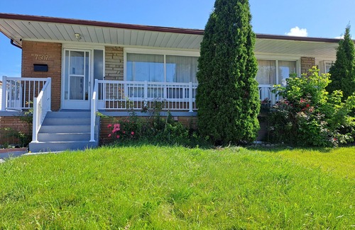 Malton Casa | Lala-land (5km/8min from Pearson airport; 250m to Westwood mall; 2.5km to GO)