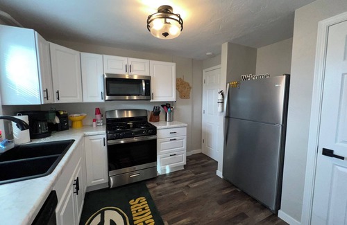 Ashwaubenon Casa | Lambeau Lookout on Elm View - Less than a mile from Lambeau - Pet Friendly!