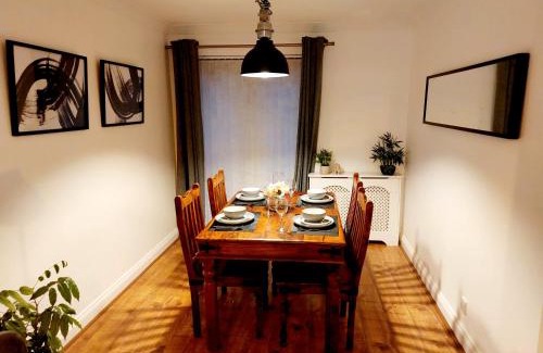 Newcastle-upon-Tyne Apartamento | Lancaster House - Entire 4Bed House Serviced Accommodation Newcastle FREE WIFI & FREE 1 OFF STREET PARKING SPACE UK