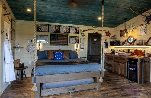 Sevierville Chalet De Esquí | "Land of the Free, Home of the Brave" Double Luxury Treehouse for 12 Near Dollywood & Pigeon Forge